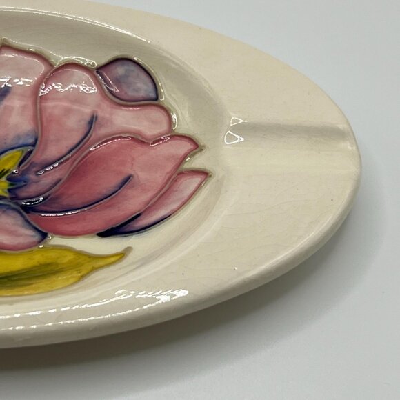 Rare Moorcroft cream with pink hibiscus oval ashtray. Signed. Made in England - Picture 4 of 8